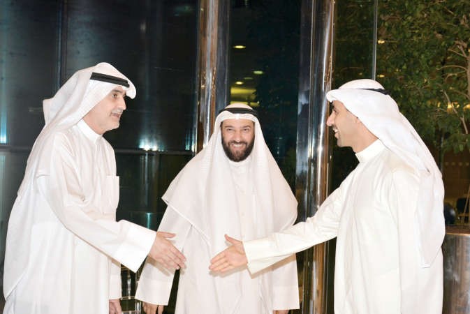 الشيخ نواف الصباح مصافحا نزار العدساني في حضور دعلي العمير﻿