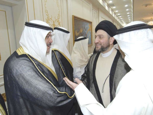 الحكيم مصافحا مستقبليه﻿