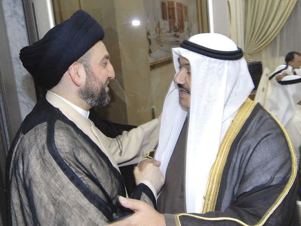 سمو الشيخ ناصر المحمد مصافحا سماحة السيد عمار الحكيم﻿