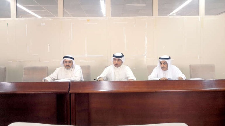 علي العوضي في الوسط مترئسا عمومية الشركة ﻿