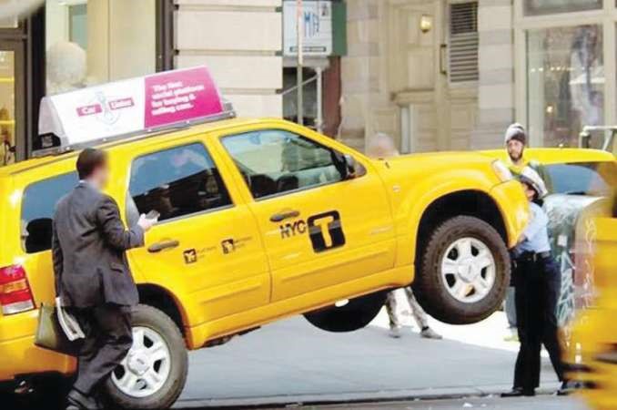 التاكسي وسائقه في الهواء!