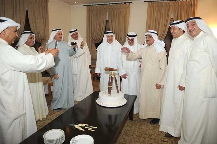 د صالح العجيري مع رواد ديوانية البرجس خلال الاحتفال بعيد ميلاده 95