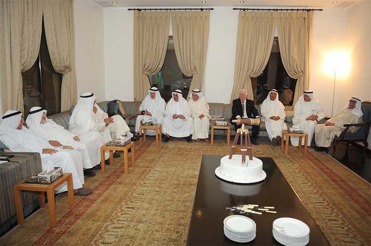 د صالح العجيري مع الحضور بديوان البرجس
