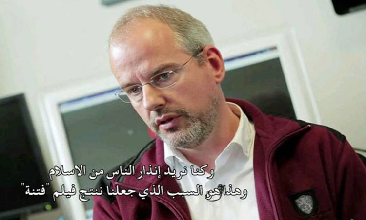 بالفيديو.. ما هي الآيات التي جعلت منتج الفيلم المسيء للرسول يدخل الإسلام؟