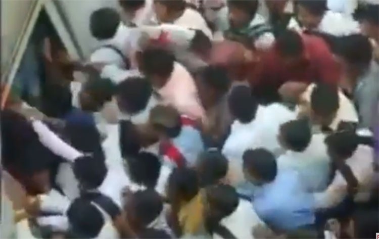 بالفيديو.. معارك طاحنة للصعود إلى قطار في مومباي