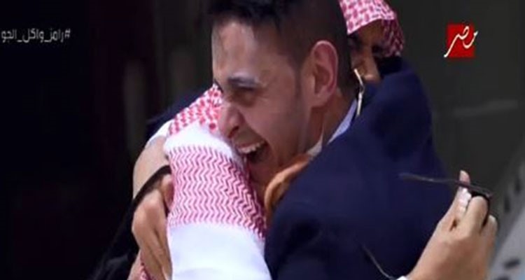 بالفيديو والصور.. عبدالله بالخير يسجل أغرب رد فعل ببرنامج "رامز واكل الجو"
