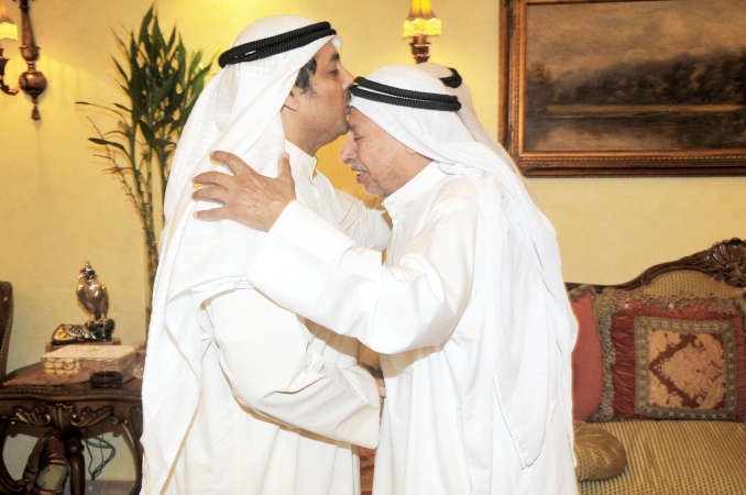 يعقوب الصانع يطبع قبلة على احد مهنئيه من كبار السن	محمد هاشم﻿