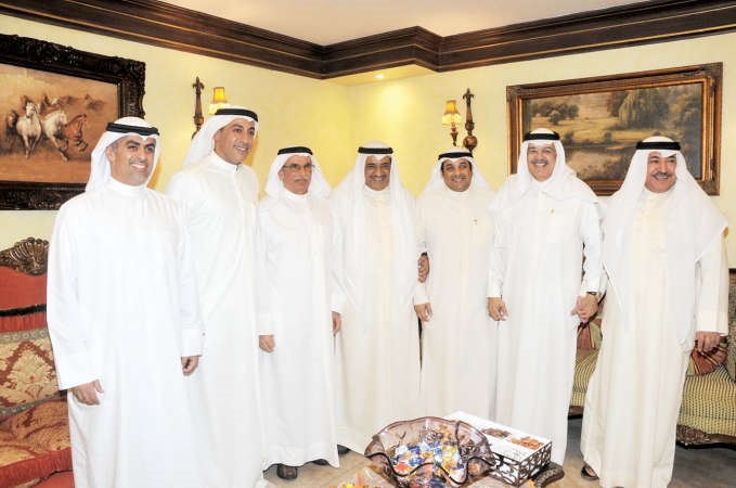 الزميل يوسف الجاسم وعدد من المهنئين يباركون للوزير الصانع﻿