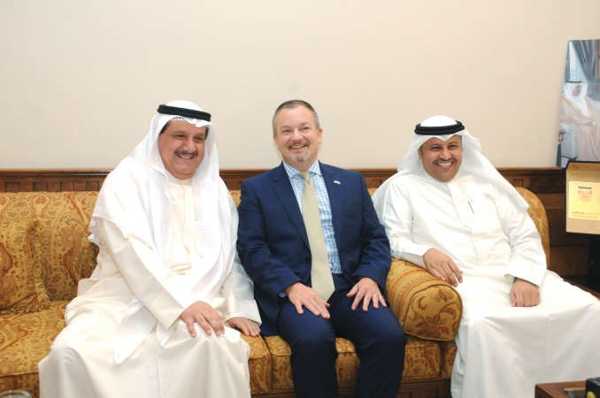 السفير البريطاني مهنئا﻿