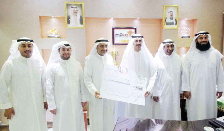 عبدالرحمن الكندري يتسلم الشيك من سعد العتيبي ﻿