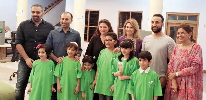 فارعة السقاف متوسطة الاطفال والفنانين المشاركين في الحملة ﻿