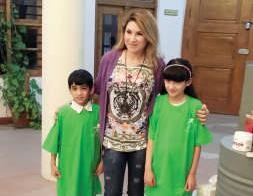 الفنانة التشكيلية شروق امين مع طفلتين من المشاركات ﻿