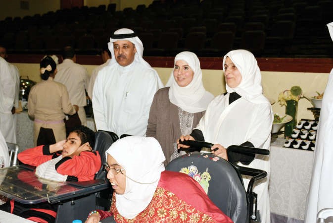 هند الصبيح وفاطمة الملا ومسلم السبيعي مع عدد من ذوي الاحتياجات الخاصة﻿