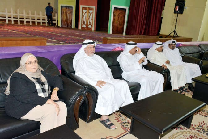 منيرة الفضلي وعدد من الحضور﻿