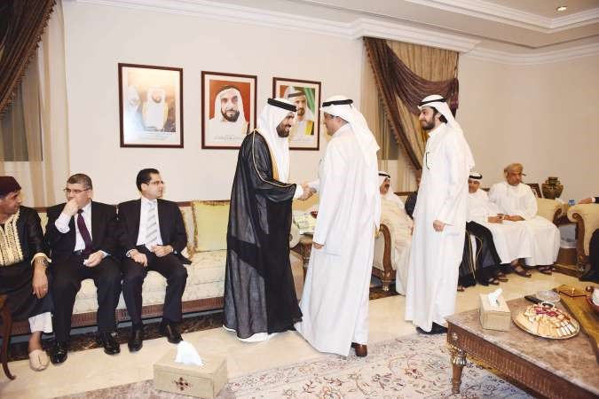 السفير الاماراتي مستقبلا المهنئين﻿