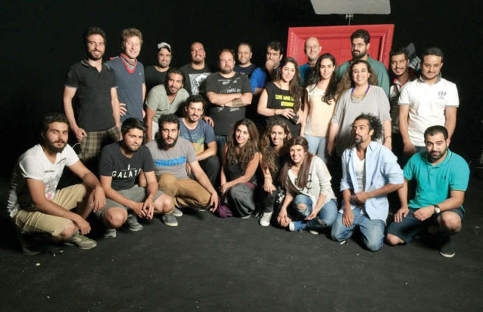 صورة جماعية مع الممثلين وطاقم العمل وفريق الشركة