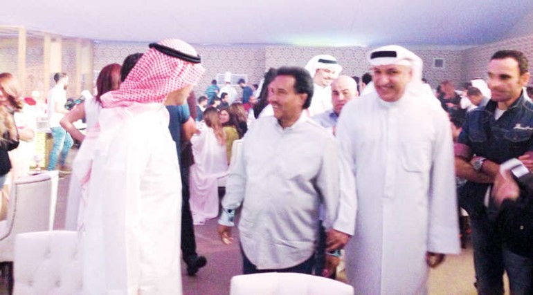 مدير روتانا سالم الهندي مع فنان العرب محمد عبده مستقبلا الضيوف