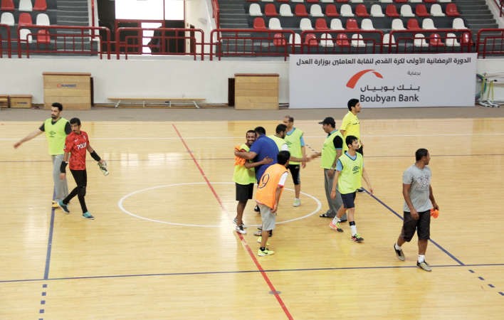تبادل للتهنئة عقب ختام المباراة النهائية للبطولة