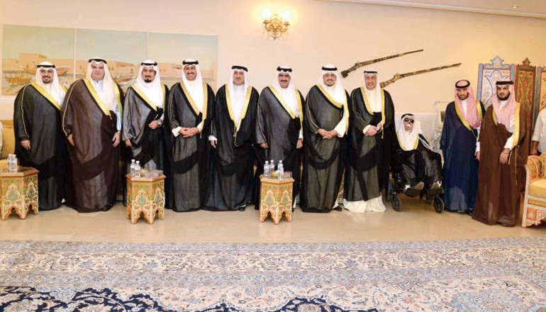 الشيخ خالد المالك والشيخ فيصل الحمود والشيخ حمد خالد المالك والشيخ احمد خالد المالك وعدد من ابناء الاسرة في استقبال المهنئين شاوا نافاسقاسم باشا﻿