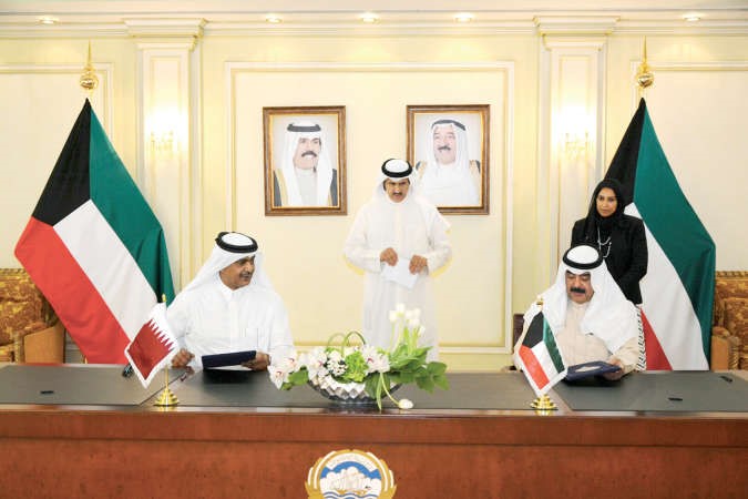  خالد الجارالله وسفير دولة قطر لدى الكويت حمد بن علي ال حنزاب اثناء توقيع تعديل الاتفاقية ﻿