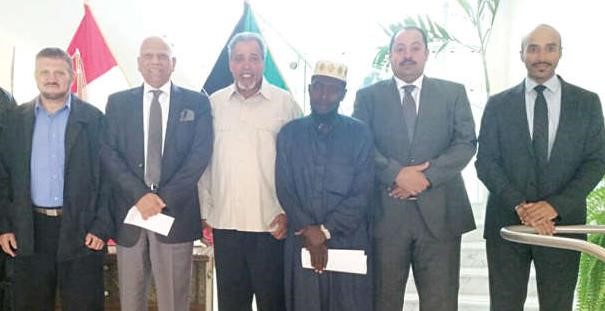 السفير علي السماك اثناء تسليم التبرع ﻿