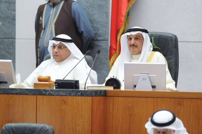 كامل العوضي مترئسا جانبا من جلسة امس وبجانبه الشيخ خالد الجراح
