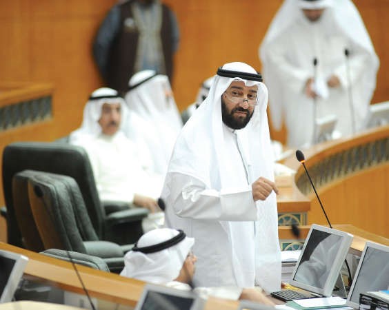 دعلي العمير متحدثا
