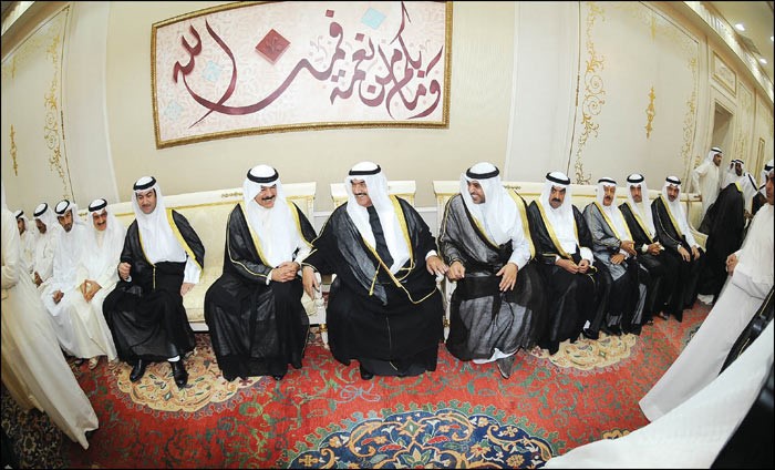 سمو الشيخ ناصر المحمد مستقبلا الشيخ محمد الخالد والشيخ محمد العبدالله والمهنئين بشهر رمضان المبارك خلال غبقته في قصر الشويخ مساء امس الاول 		 		هاني الشمري