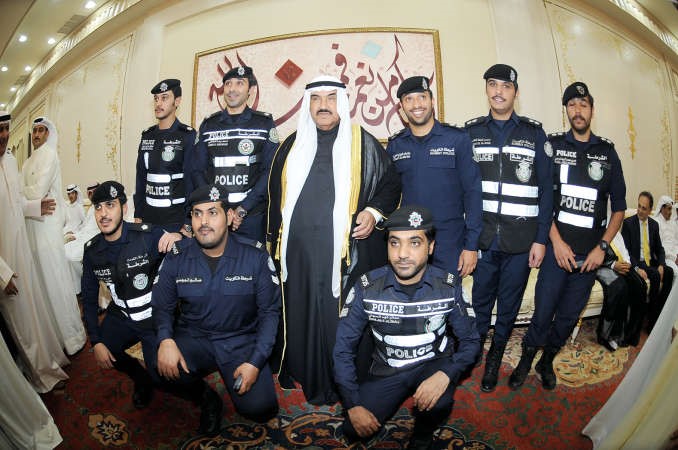 سمو الشيخ ناصر المحمد مع عدد من رجال الداخلية﻿