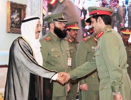 صاحب السمو الامير مصافحا العقيد معصام نايف
