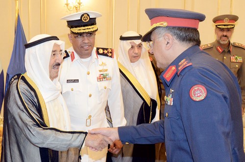 صاحب السمو الامير مصافحا احد ضباط الجيش