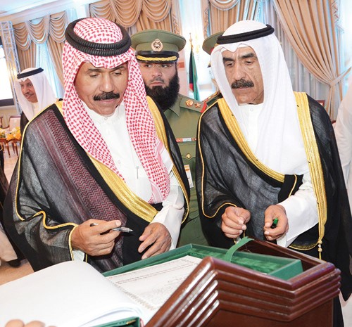 سمو ولي العهد الشيخ نواف الاحمد يسجل كلمة في سجل الحرس