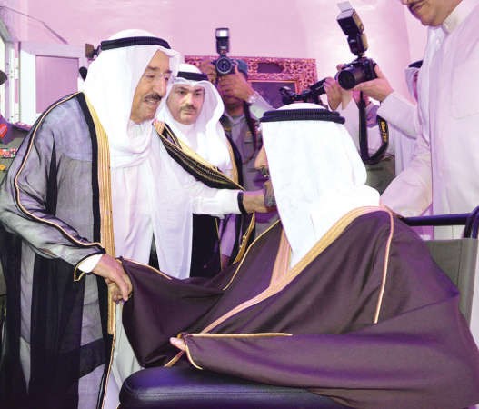 صاحب السمو الامير الشيخ صباح الاحمد مصافحا سمو الشيخ سالم العلي﻿