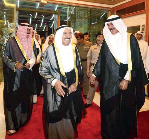 الشيخ محمد الخالد مرحبا بصاحب السمو الامير وسمو ولي العهد لدى زيارتهما مبنى الشيخ نواف الاحمد بوزارة الداخلية﻿