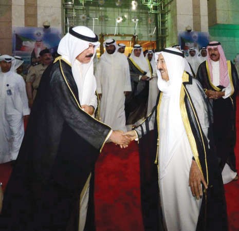 صاحب السمو الامير الشيخ صباح الاحمد مصافحا الشيخ محمد الخالد ﻿