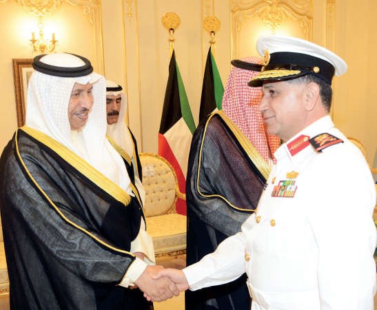 سمو رئيس الوزراء مصافحا احد الضباط ﻿