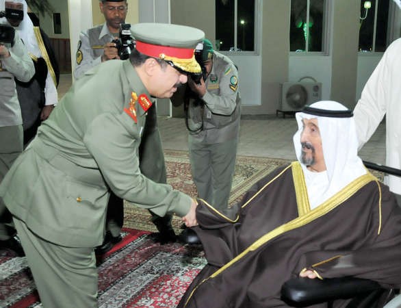 سمو الشيخ سالم العلي مصافحا الفريق الركن هاشم الرفاعي ﻿