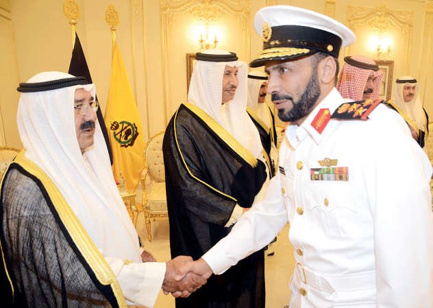 الشيخ ناصر صباح الاحمد مصافحا العميد ساكت السعيدي ﻿