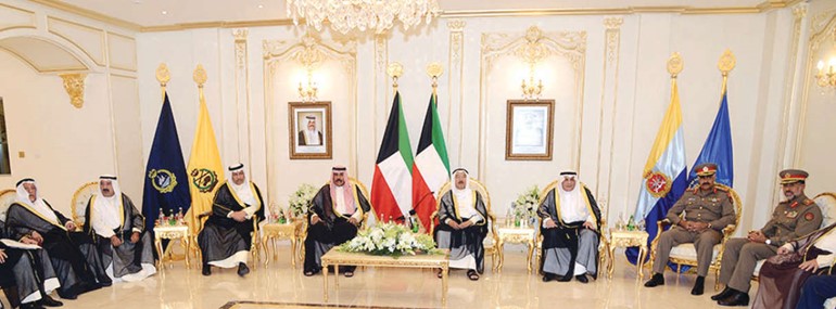 صاحب السمو الامير الشيخ صباح الاحمد وسمو ولي العهد الشيخ نواف الاحمد وسمو رئيس الوزراء الشيخ جابر المبارك والشيخ ناصر صباح الاحمد والشيخ خالد الجراح والشيخ علي الجراح والفريق الركن محمد الخضر ﻿