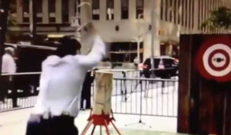 بالفيديو.. مراسل تلفزيوني أميركى يصيب عازفاً بالفأس