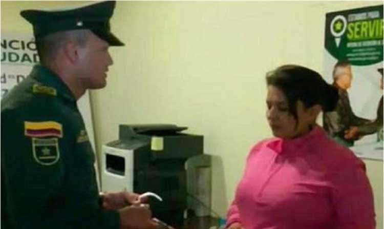 بالصور.. سيدة تهرّب كيلو ونصف كوكايين في صدر زائف