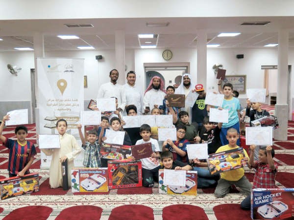 تكريم الطلبة المشاركين في حلقة تحفيظ القران بمسجد جابر العلي 