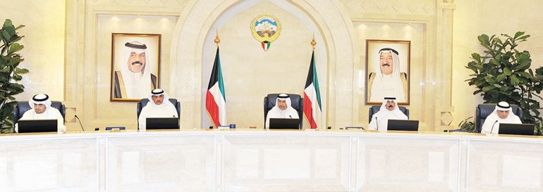 سمو رئيس الوزراء الشيخ جابر المبارك مترئسا اجتماع المجلس ويبدو الشيخ صباح الخالد والشيخ محمد الخالد والشيخ خالد الجراح وانس الصالح﻿