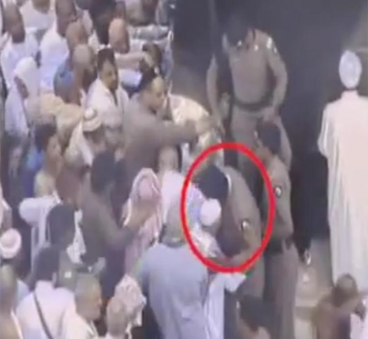 شاهد فيديو مؤثر لرجل أمن بالحرم يُقبل رأس زائر مسن بعدما مكّنه من تقبيل الحجر الأسود