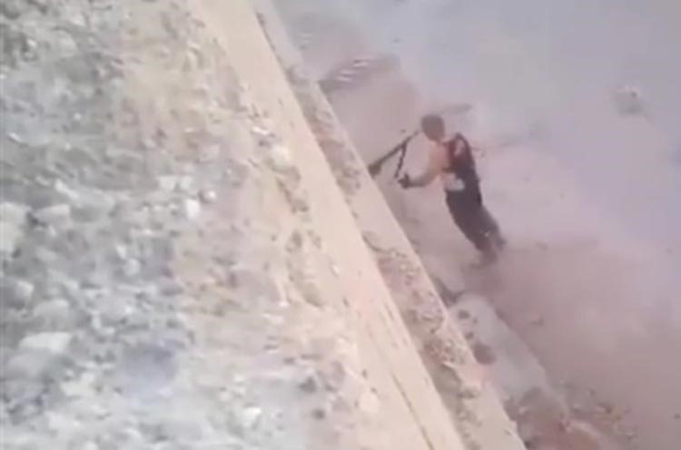 بالفيديو.. لحظة تسليم داعشي مصري نفسه للمقاتلين الأكراد في كوباني بهدوء تام