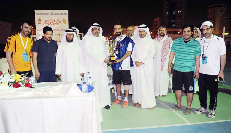 تسليم كاس الدورة للاعب محمد يوسف ﻿