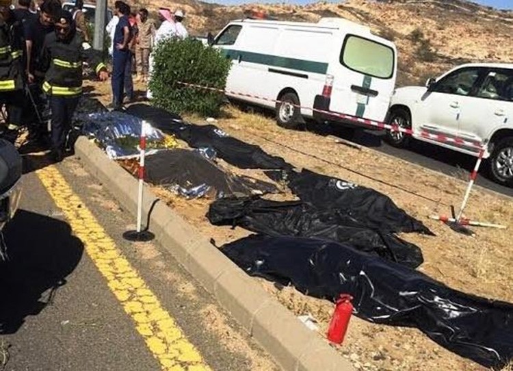 بالصور.. حادث مروع يحصد أرواح عائلة كاملة كانوا في طريقهم لأداء العمرة