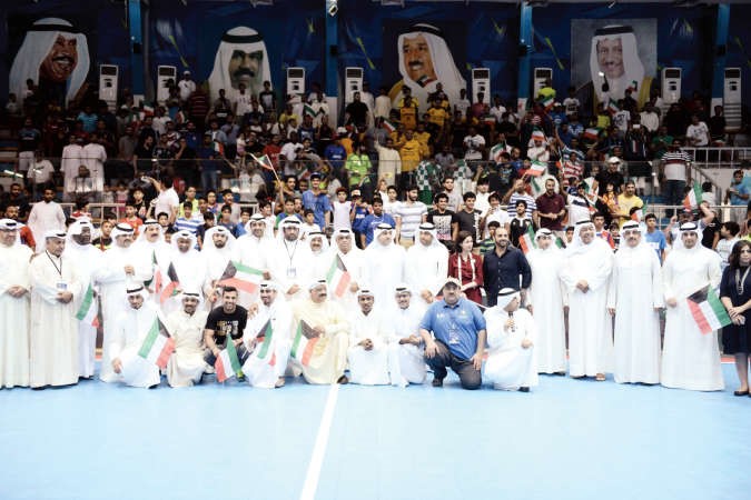 اطياف الشعب الكويتي في صورة جماعية يقفون ضد الارهاب