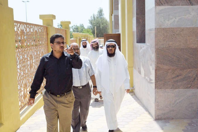 مفريد العمادي متفقدا مشروع مركز النشاط النسائي الثقافي
