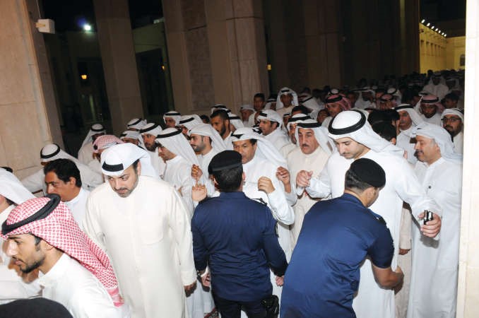 توافد حشود المعزين على المسجد الكبير لتادية واجب العزاء في شهداء الكويت﻿
